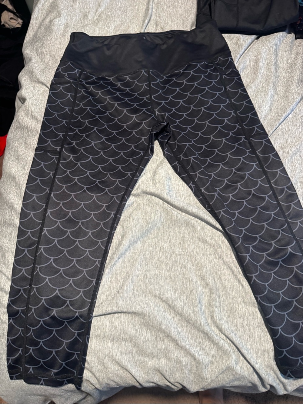 CVG Dragon Scale Capri Leggings Size L